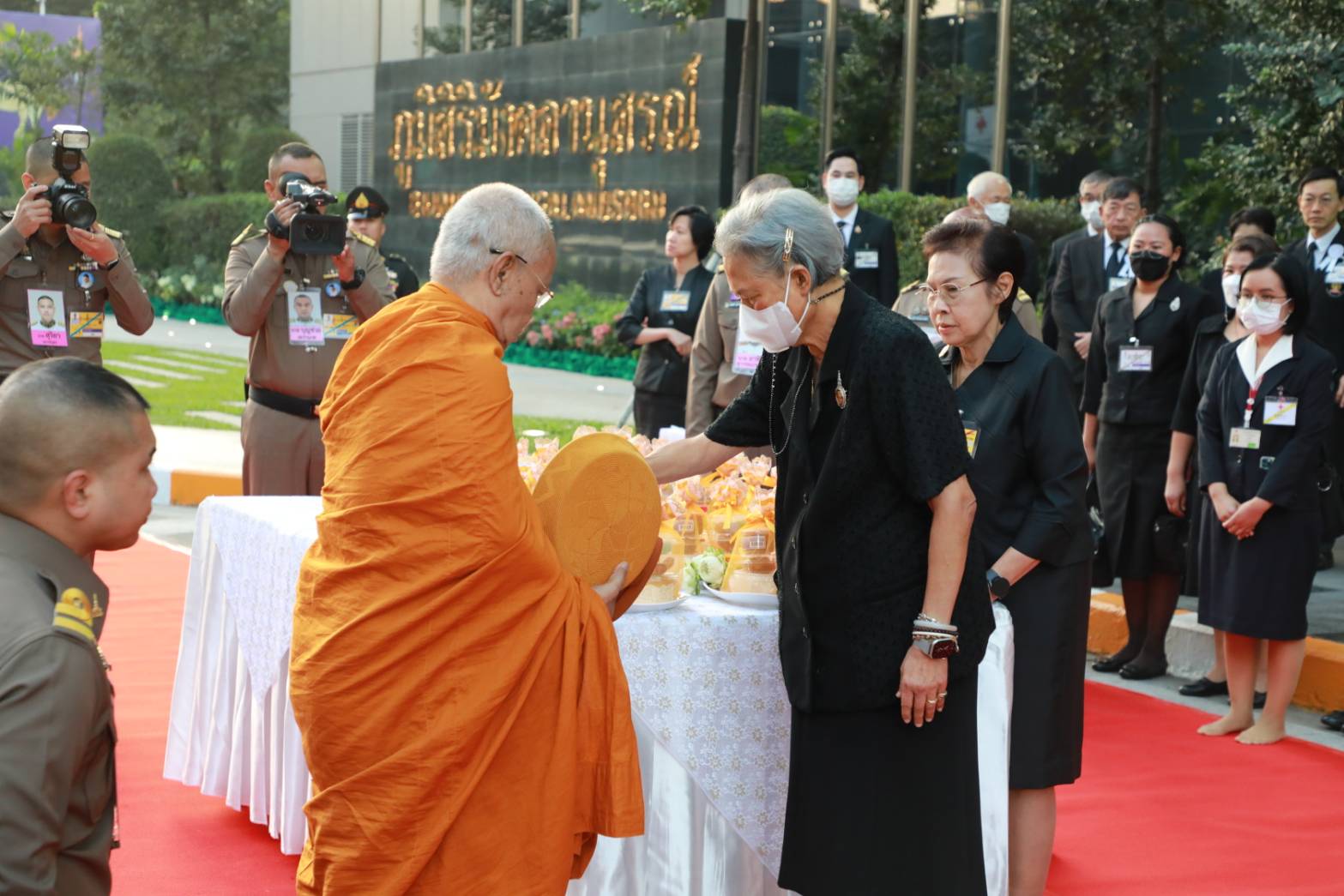 รูปภาพ สมเด็จพระกนิษฐาธิราชเจ้า กรมสมเด็จพระเทพรัตนราชสุดา ฯ สยามบรมราชกุมารี ทรงบำเพ็ญพระราชกุศล ทรงบาตรพระสงฆ์