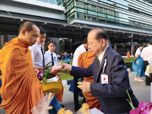 รูปภาพ ผู้อำนวยการสำนักงานเทคโนโลยีสารสนเทศและดิจิทัล สภากาชาดไทย ร่วมได้เข้าร่วมเฝ้าทูลละอองพระบาทรับเสด็จ และร่วมใส่บาตรแด่พระสงฆ์