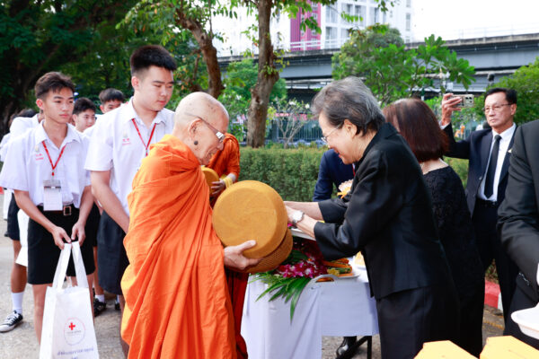 รูปภาพ ผู้บริหารร่วมทำบุญ