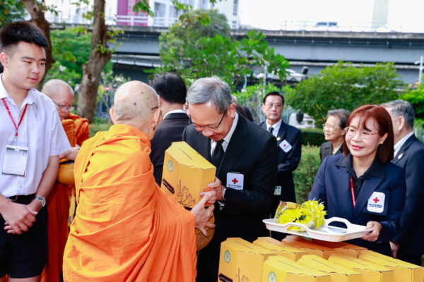 รูปภาพ ผู้บริหารร่วมทำบุญ