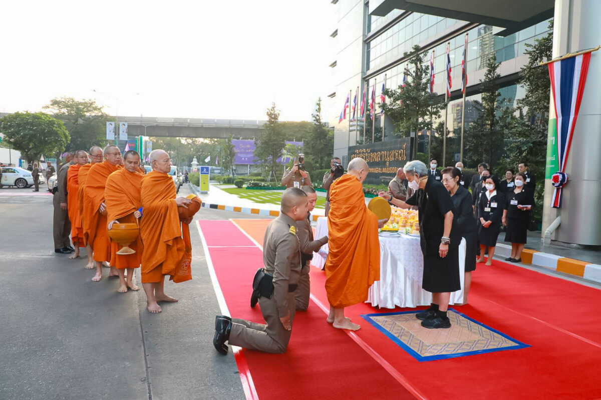 รูปภาพ สมเด็จพระกนิษฐาธิราชเจ้า กรมสมเด็จพระเทพรัตนราชสุดา ฯ สยามบรมราชกุมารี ทรงบำเพ็ญพระราชกุศล ทรงบาตรพระสงฆ์ จำนวน 16 รูป