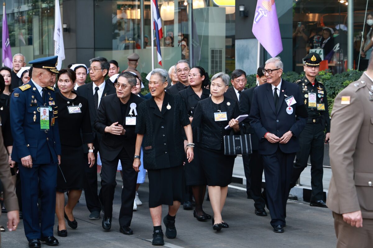 รูปภาพ สมเด็จพระกนิษฐาธิราชเจ้า กรมสมเด็จพระเทพรัตนราชสุดา ฯ สยามบรมราชกุมารี ทรงบำเพ็ญพระราชกุศล เสด็จ ณ บริเวณด้านหน้าอาคารภูมิสิริมังคลานุสรณ์ โรงพยาบาลจุฬาลงกรณ์