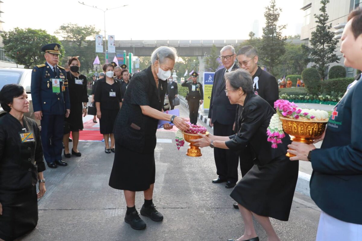 รูปภาพ สมเด็จพระกนิษฐาธิราชเจ้า กรมสมเด็จพระเทพรัตนราชสุดา ฯ สยามบรมราชกุมารี ทรงบำเพ็ญพระราชกุศล เสด็จ ณ บริเวณด้านหน้าอาคารภูมิสิริมังคลานุสรณ์ โรงพยาบาลจุฬาลงกรณ์