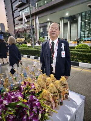 รูปภาพ ผู้อำนวยการสำนักงานเทคโนโลยีสารสนเทศและดิจิทัล สภากาชาดไทย ร่วมได้เข้าร่วมเฝ้าทูลละอองพระบาทรับเสด็จ และร่วมใส่บาตรแด่พระสงฆ์