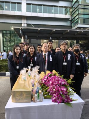 รูปภาพ ผู้อำนวยการสำนักงานเทคโนโลยีสารสนเทศและดิจิทัล และเจ้าหน้าที่ สภากาชาดไทย ร่วมได้เข้าร่วมเฝ้าทูลละอองพระบาทรับเสด็จ และร่วมใส่บาตรแด่พระสงฆ์