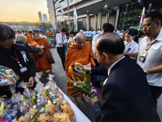 รูปภาพ ผู้อำนวยการสำนักงานเทคโนโลยีสารสนเทศและดิจิทัล สภากาชาดไทย ร่วมได้เข้าร่วมเฝ้าทูลละอองพระบาทรับเสด็จ และร่วมใส่บาตรแด่พระสงฆ์