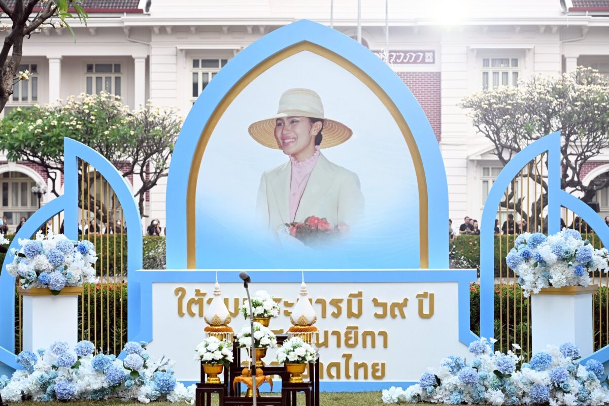 รูปภาพ กิจกรรมถวายความอาลัยในพิธีบำเพ็ญกุศลสตมวาร (100 วัน) ถวายเป็นพระราชกุศลแด่สมเด็จพระนางเจ้าสิริกิติ์ พระบรมราชินีนาถ พระบรมราชชนนีพันปีหลวง สภานายิกาสภากาชาดไทย