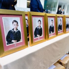 พิธีวางพวงมาลาถวายราชสักการะพระบรมราชานุสาวรีย์ พระบาทสมเด็จพระปรเมนทรมหาอานันทมหิดล พระอัฐมรามาธิบดินทร เนื่องในวันคล้ายวันสวรรคต