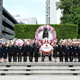 พิธีวางพวงมาลาถวายราชสักการะพระบรมราชานุสาวรีย์ พระบาทสมเด็จพระปรเมนทรมหาอานันทมหิดล พระอัฐมรามาธิบดินทร เนื่องในวันคล้ายวันสวรรคต