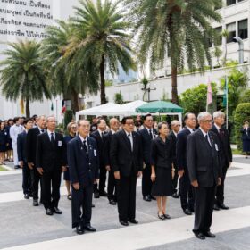 พิธีวางพวงมาลาถวายราชสักการะพระบรมราชานุสาวรีย์ พระบาทสมเด็จพระปรเมนทรมหาอานันทมหิดล พระอัฐมรามาธิบดินทร เนื่องในวันคล้ายวันสวรรคต